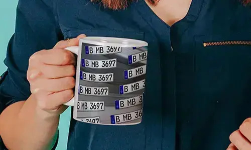 Nummernschild-Tasse in der Hand einer Frau