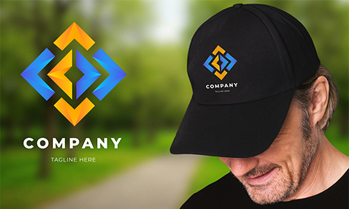 Mann mit schwarzer Cap und buntem Diamant-Logo; COMPANY und TAGLINE HERE, Park im Hintergrund