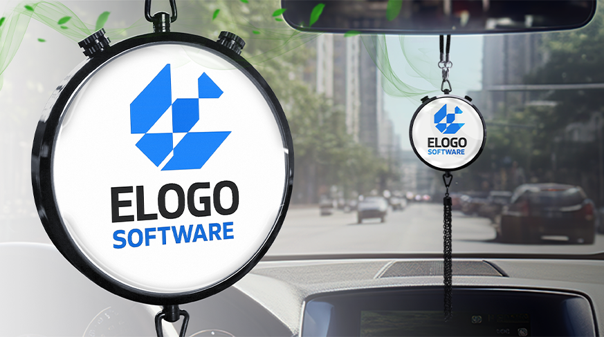 Inredningsvy av bil med cirkulärt ELOGO SOFTWARE-hänge som hängs från backspegeln, stadsbild utanför