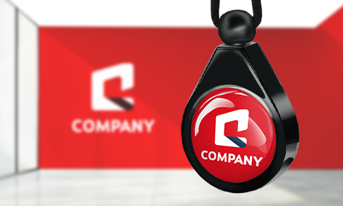 Odświeżacz powietrza do samochodu z czerwonym logo marki