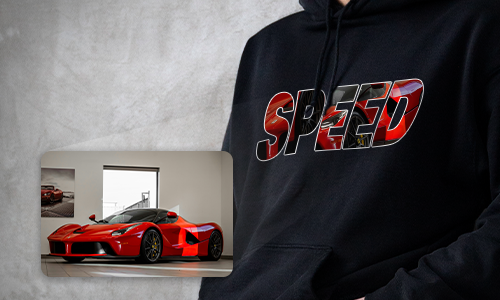 Person i svart Tuning hoodie med SPEED-tryck, bokstäver fyllda med röd Ferrari, liten bild visar Ferrari i showrummet