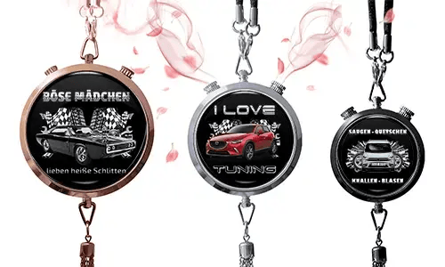 Drei runde Anhänger mit Auto-Themen auf schwarzen Hintergründen. Links: Oldtimer mit deutschem Text und Schachbrettflaggen. Mitte: rotes SUV, „I Love Tuning.“ Rechts: blaues Auto mit Schachbrettflaggen und deutschem Text. Pinke Blumenakzente rundherum.