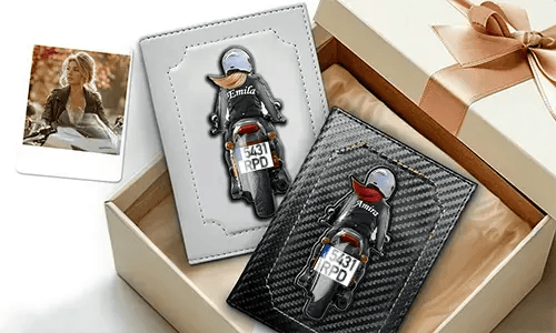 Personalizowany holder na dokumenty do motocykla z imieniem i numerem rejestracyjnym - doskonały prezent dla twojej żony.