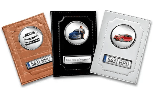 Standardowa okładka na dokumenty z autem/zdjęciem i tablicą rejestracyjną dla twojej dziewczyny