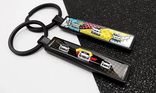 Llavero estilo cómic con matrícula, diseños coloridos e ilustraciones de coches