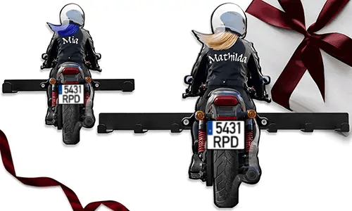 Unikalny wieszak na klucze dla twojej motocyklistki z jej imieniem i tablicą rejestracyjną