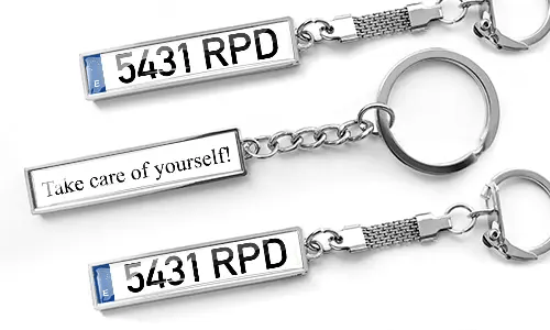 Porte-clés en métal style professionnel avec texte personnalisé sur plaque d’immatriculation et message gravé