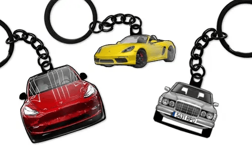 Gepersonaliseerde autosleutelhangers met een rode sedan, een gele sportcabriolet en een blauwe sedan, ontworpen als aangepaste auto-accessoires en cadeaus