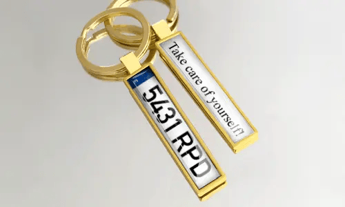 I portachiavi in metallo dorato presentano design di targhe personalizzate e testo inciso