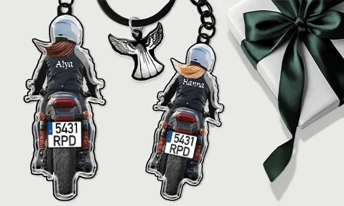 Gepersonaliseerde motorsleutelhanger met jouw naam en kenteken – cadeau voor je vriendin