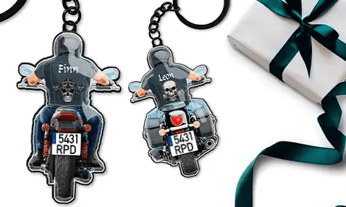 Personalizowany brelok motocyklowy z imieniem i tablicą – prezent dla twojego syna