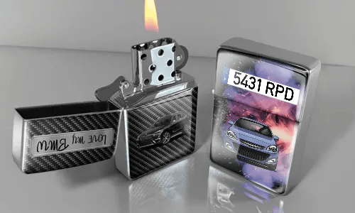Zwei Metallfeuerzeuge mit Automotiven: silber mit Flamme und kyrillischem Text, kosmisches Design mit buntem Hintergrund