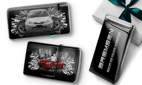 Drei elegante schwarze Geldbörsen mit Bildern von Autos und Zahnrädern, platziert neben einer Geschenkbox. Auf einer steht „Bremsen“. Das Design ist dynamisch und modern.