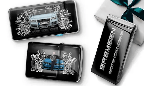 Drei Auto-Themen-Artikel mit Auto-Illustrationen und Maschinen-Motiven, arrangiert neben einer Geschenkbox, die mit einer grünen Schleife gebunden ist.