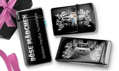 Drei glänzende schwarze Objekte mit Auto-Designs. Eines trägt in weißer Schrift die Aufschrift „BÖSE MÄDCHEN lieben heiße Schlitten“. Ein lebendiges und verspieltes Auto-Motiv.