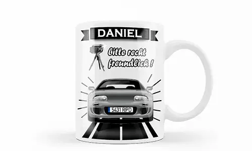 Weiße Tasse mit silbernem Auto und Blitzer-Grafik, Name Daniel und humorvollem deutschen Text