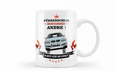 Weiße Tasse mit silbernem Auto, Flammen und Reifenspuren, deutscher Glückwunschtext zur Führerscheinprüfung für Andre