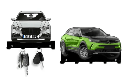 Zwei schlüsselförmige Halter in Autoform: roter Sedan und grün-schwarzer SUV, beide mit Haken für Schlüssel