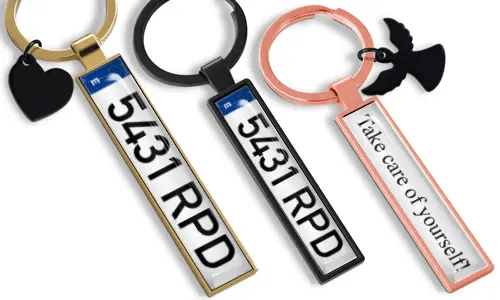 Op maat gemaakte nummerplaat sleutelhangers met gepersonaliseerde tekst en metalen afwerking