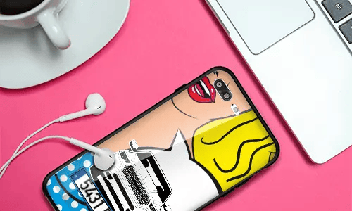 personalisierte handyhülle neben Laptop handyhülle personalisieren