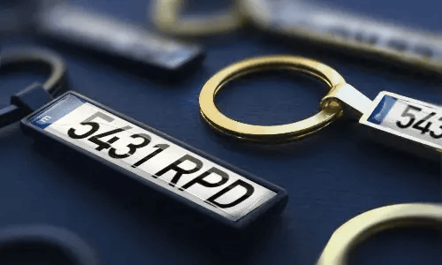 Metallnyckelringar med registreringsskylt framhäver personliga meddelanden som presentidéer