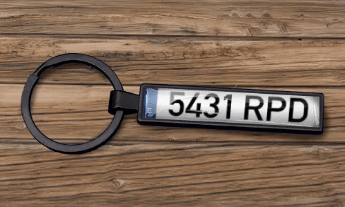 Räätälöity rekisterikilpuriipus mattamustalla pinnalla