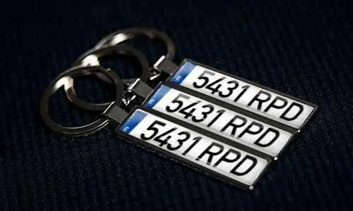 Personliga nyckelringar med registreringsskylt, anpassade nummer och metallfinish-design