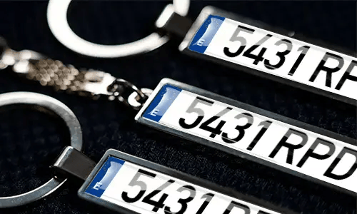 Metall-Schlüsselanhänger mit personalisierten Nummernschildern