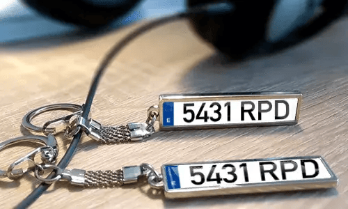 Personlige metallynkeychains med brugerdefineret tekst og nummerplade-stil mærker