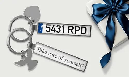 Personalisierte Schlüsselanhänger mit individuellem Nummernschild, eigenen Zahlen und Metallfinish-Design