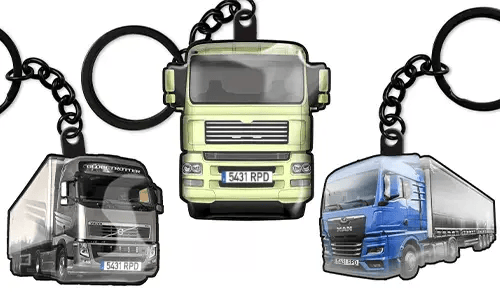 LKW-Schlüsselanhänger mit drei verschiedenen LKW-Designs, darunter grüne, graue und blaue Modelle