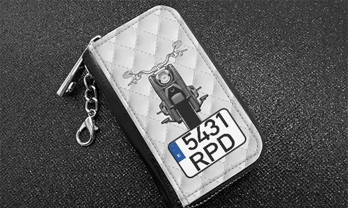 autoschlüssel cover mit Weißleder Hintergrund und Motorradilouette auto schlüssel hülle