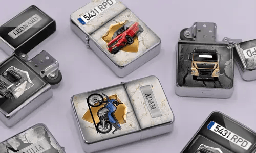 Verschiedene Metallfeuerzeuge liegen auf einer weichen violetten Oberfläche und zeigen personalisierte Designs von Autos, Motorrädern und LKWs, jeweils mit unterschiedlichen Namen versehen.