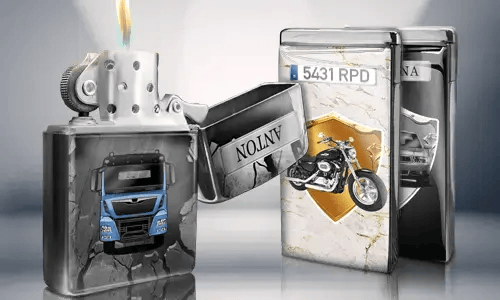 Geöffnetes Metallfeuerzeug mit blauem LKW-Design, Flamme brennt. Dahinter stehen zwei geschlossene Feuerzeuge mit Motiven: ein Motorrad und ein Auto mit Kennzeichen.