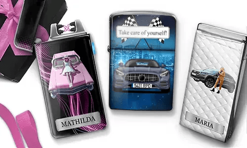 Drei rechteckige Metallbehälter mit auto­bezogenen Designs. Einer zeigt ein rosafarbenes Auto und eine Frau mit der Aufschrift „MATHILDA“, ein anderer eine Person und ein Auto mit der Aufschrift „MARIA“, und der letzte ein rotes Auto mit dem Kennzeichen „HH-K 1200“.