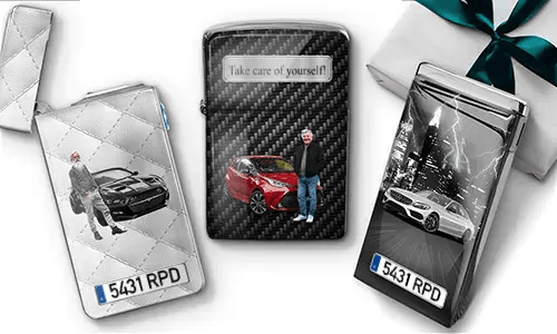 Drei personalisierte Feuerzeuge zeigen Bilder von Autos mit Menschen, Kennzeichen-Designs und eine Botschaft mit der Aufschrift „HAB DICH LIEB, OPA!“. Daneben liegt ein eingepacktes Geschenk.