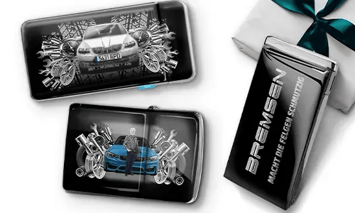 Drei Auto-Themen-Artikel mit Auto-Illustrationen und Maschinen-Motiven, arrangiert neben einer Geschenkbox, die mit einer grünen Schleife gebunden ist.