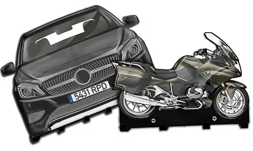 Pappaufsteller eines schwarzen Autos und eines metallischen Motorrads auf Ständern, für Präsentation oder Schulung