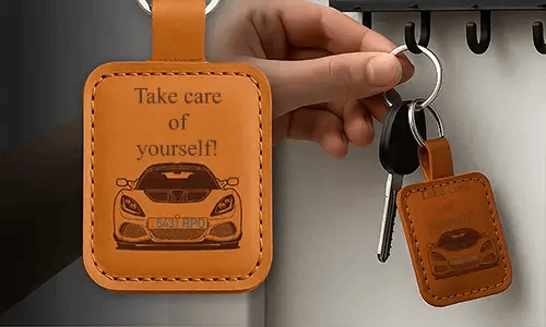 gallery-personalized-leather-keychain-with-engraving-4