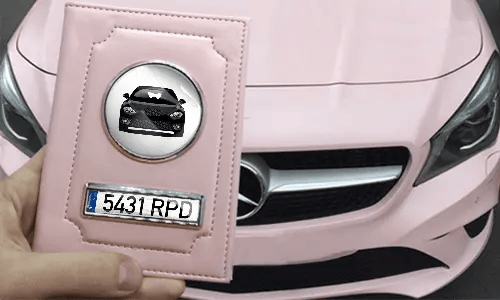 tasche für fahrzeugpapiere in der Hand mit rosa Wagen schutzhülle für fahrzeugschein