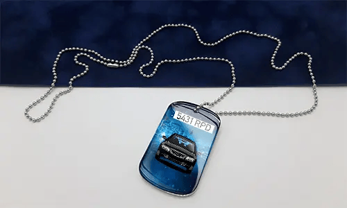 dog tags selbst gestalten mit dem Weiß Wagen auf dem Tisch erkennungsmarke kette mit gravur