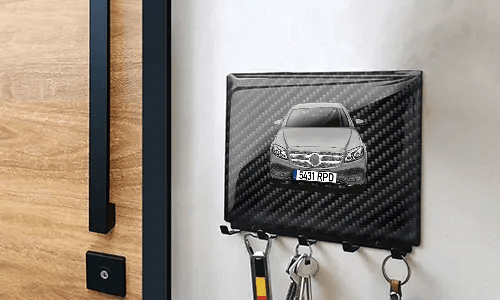 schlüsselbrett personalisiert mit Carbon Hintergrund auf der Wand Schlüsselbrett mit Wunschmotiv