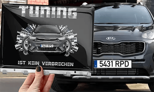 schlüsselbrett design in der Hand mit dem Wagen auf dem Hintergrund schlüsselbrett auto design