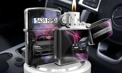 Satz metallischer Feuerzeuge mit Luxusautos: eines offen mit Flamme, andere mit violetten Lichtstreifen, im Autoinnenraum platziert
