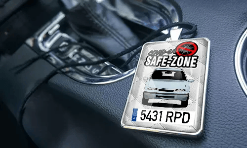 Auto-Safezone-Anhänger mit Weiß Leder Hintergrund im Wagen Auto-Safezone-Anhänger