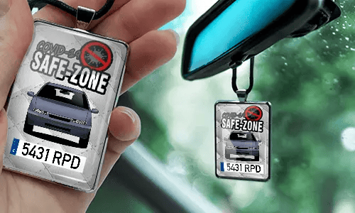 Auto-Safezone-Anhänger mit Weiß Leder Hintergrund nd Lederkette im Wagen Safezone-Anhänger