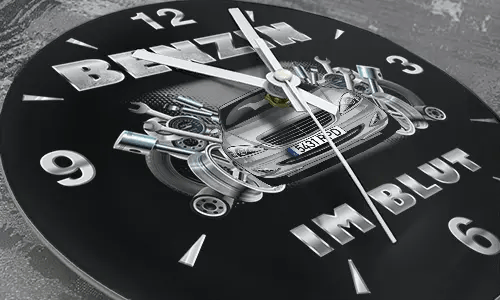 Wanduhr mit schwarzem Sportwagen, Kolben und Schraubenschlüsseln, Schriftzug BENZIN IM BLUT auf schwarzem Hintergrund