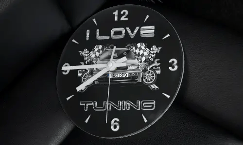 Wanduhr mit getuntem Auto, Zielflaggen, Rädern und Schriftzug I LOVE TUNING auf schwarzem Hintergrund