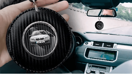 autospiegelanhänger mit foto carbon in der Hand individualisierter autospiegelanhänger