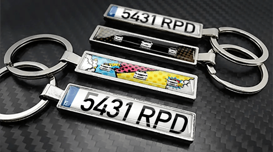 Llavero de metal estilo cómic con ilustraciones de coches y diseño personalizado de matrícula